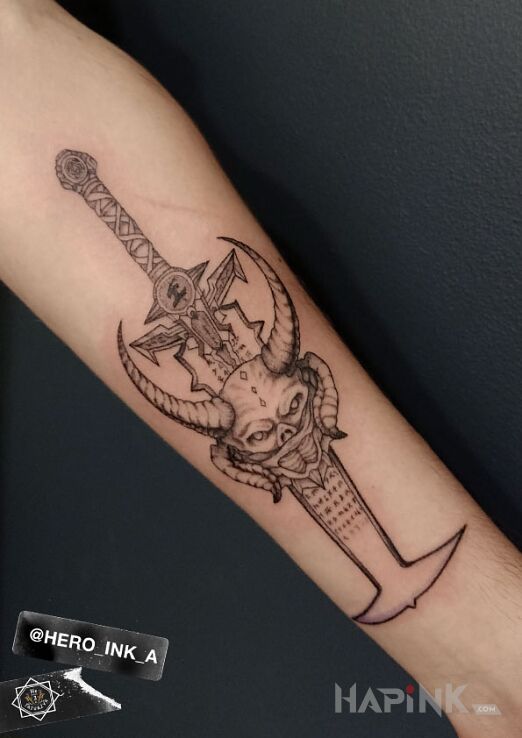 Tattoo MĘSKI DEMONICZNY MIECZ in black and gray motif and graphic / illustrative style on the forearm