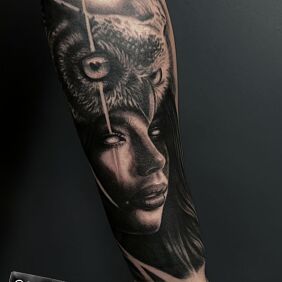 Tattoo WOMAN WITH AN OWL ON HER HEAD on the upper arm motif: 3D style: realistic