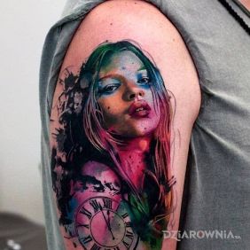 Tatuaż Kate Moss na ramieniu motyw: twarze styl: realistyczne
