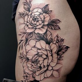 Tatuaż KWIATY na nodze motyw: florystyczne styl: graficzne / ilustracyjne