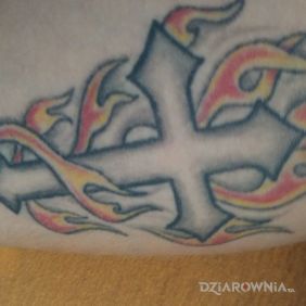 Tatuaż Krzyż na ramieniu motyw: religijne
