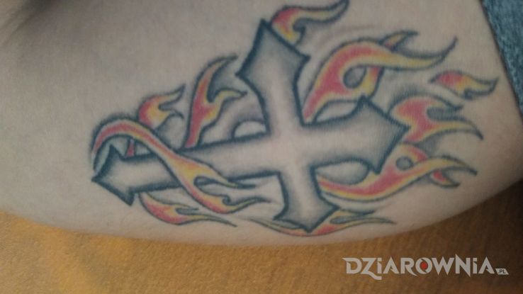 Tatuaż krzyż w motywie religijne na ramieniu