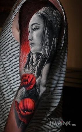 Tattoo Kobieta z makiem in 3D motif and realistic style on the upper arm