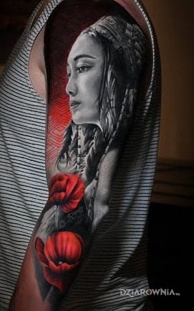 Tatuaż kobieta z makiem w motywie 3D i stylu realistyczne na przedramieniu