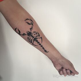 Tatuaż Skorpion na ręce motyw: czarno-szare styl: blackwork / blackout