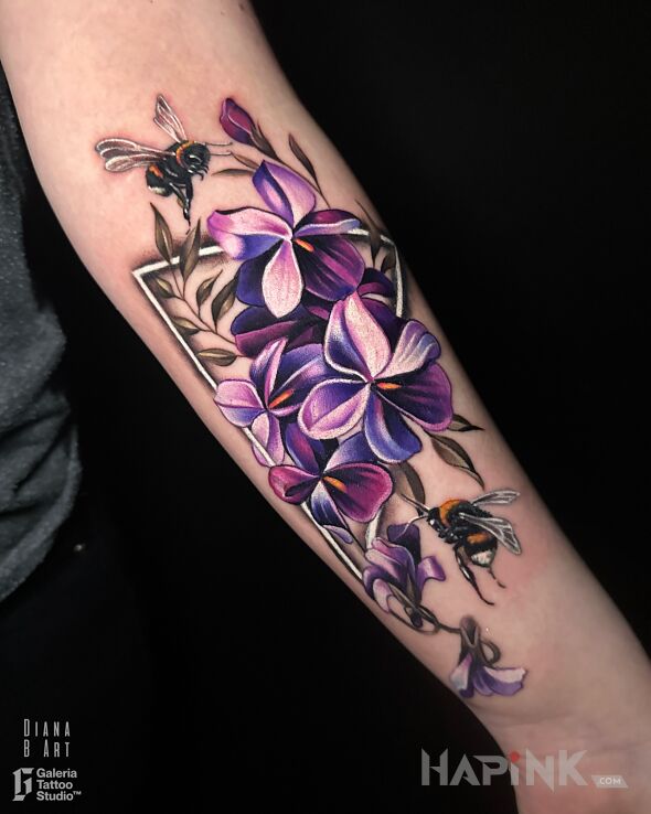 Tattoo Realistyczne kwiaty z geometrią in floral motif and realistic style on the forearm