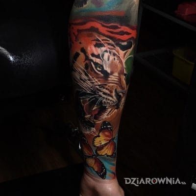 Tatuaż tygrys w motywie motyle i stylu realistyczne na przedramieniu