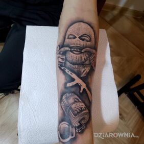 Tatuaż Gangsterski na przedramieniu motyw: przedmioty styl: realistyczne