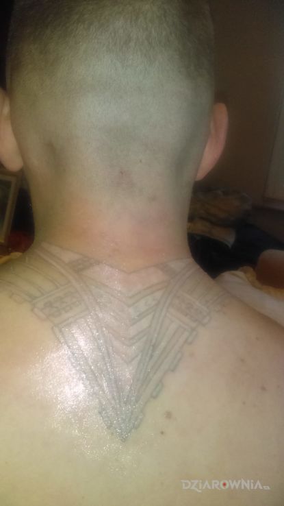 Tatuaż jeszcze góre trzeba wydźarać i bedzie skończony śiwy i biały kolor w motywie pozostałe na plecach