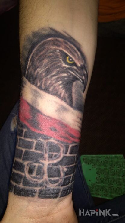 Tattoo Pamiętam in patriotic motif on the forearm