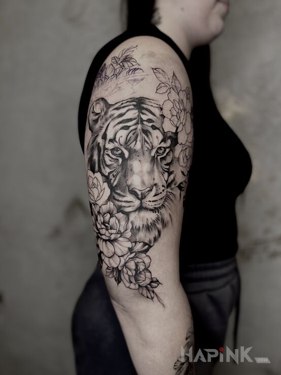 Tattoo Tygrys w kwiatowej scenerii in floral motif on the upper arm