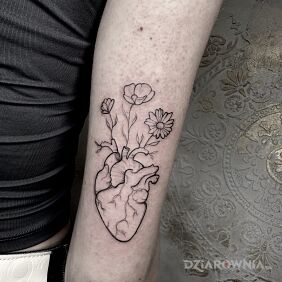 Tatuaż Delikatny kobiecy tatuaż na ręce motyw: anatomiczne styl: graficzne / ilustracyjne