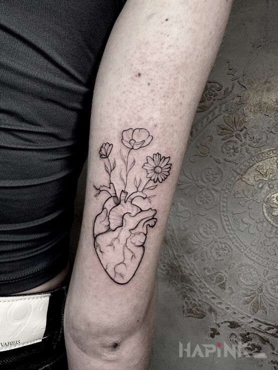 Tattoo Delikatny kobiecy tatuaż in fantasy motif and graphic / illustrative style On the arm