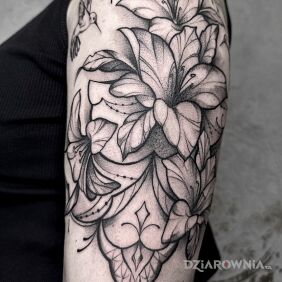 Tatuaż Kwiat magnoli na ramieniu motyw: florystyczne styl: dotwork