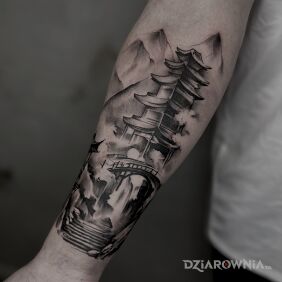 Tatuaż Japońskie domostwo na ręce motyw: czarno-szare styl: dotwork