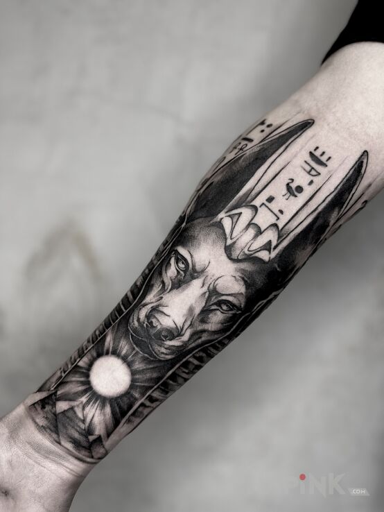 Tattoo Tatuaż inspirowany starożytnym egiptem in black and gray motif and dotwork style On the arm