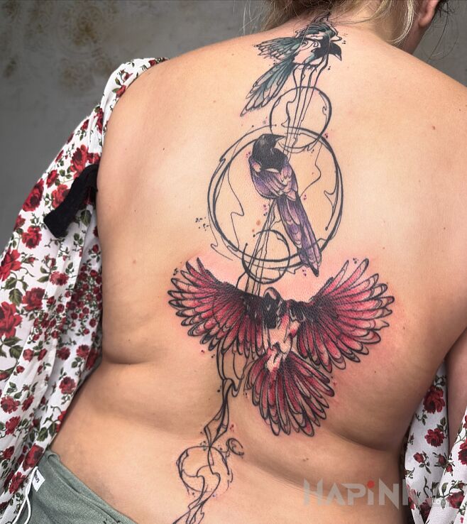 Tattoo Ptaki in colorful motif and graphic / illustrative style on the back