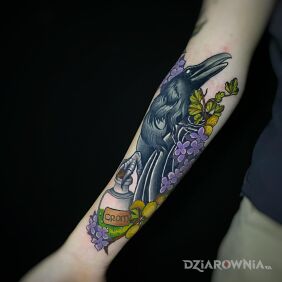 Tatuaż Neotradycyjny kruk wiedźmin na przedramieniu motyw: florystyczne styl: neotradycyjne
