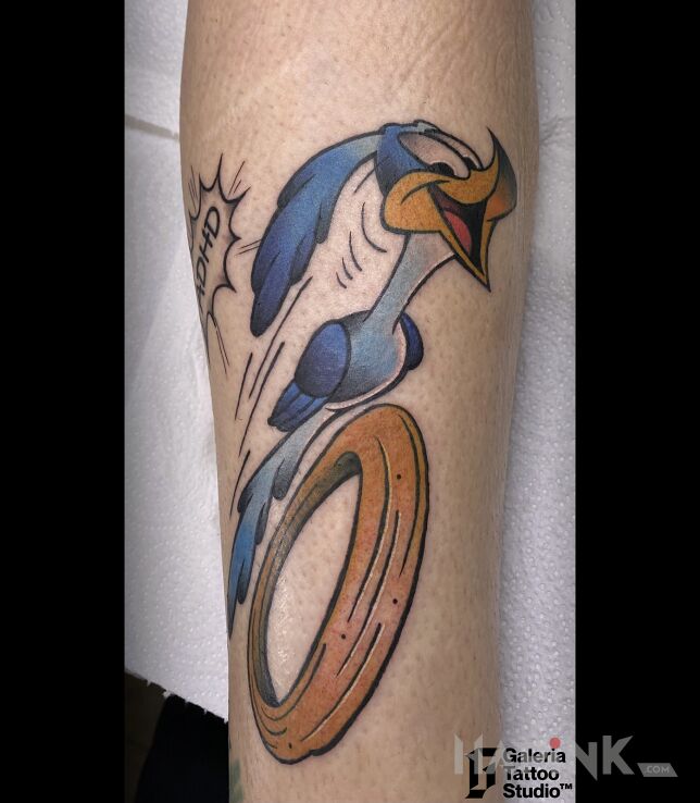 Tattoo Struś Pędziwiatr Zwiariowane Melodie in colorful motif and cartoon / comic book style on the leg