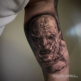 Tatuaż Azog LOTR na ręce motyw: czarno-szare styl: realistyczne