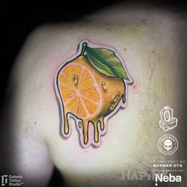 Tattoo Wlepka cytryna in colorful motif and neo-traditional style on the back