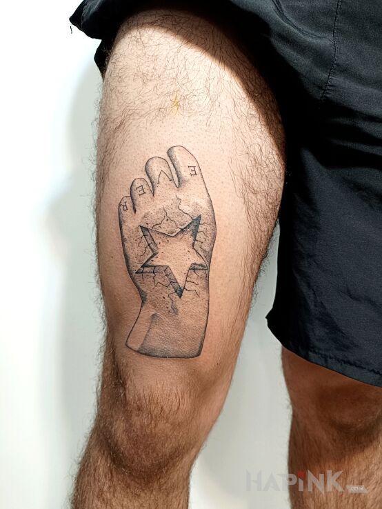 Tattoo Z miłości do muzyki in black and gray motif and graphic / illustrative style on the thigh