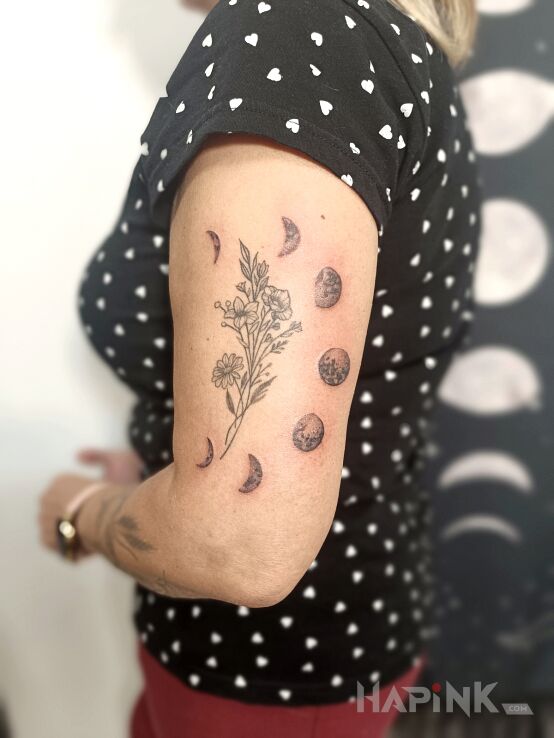Tattoo Fazy księżyca in flowers motif and graphic / illustrative style on the upper arm