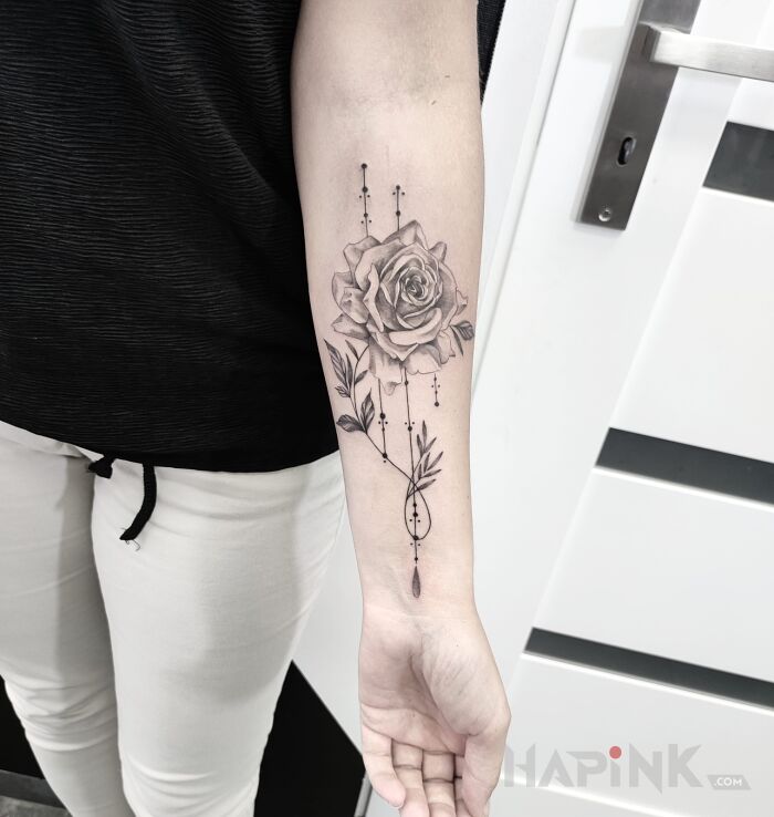 Tattoo Róża in flowers motif and graphic / illustrative style On the arm