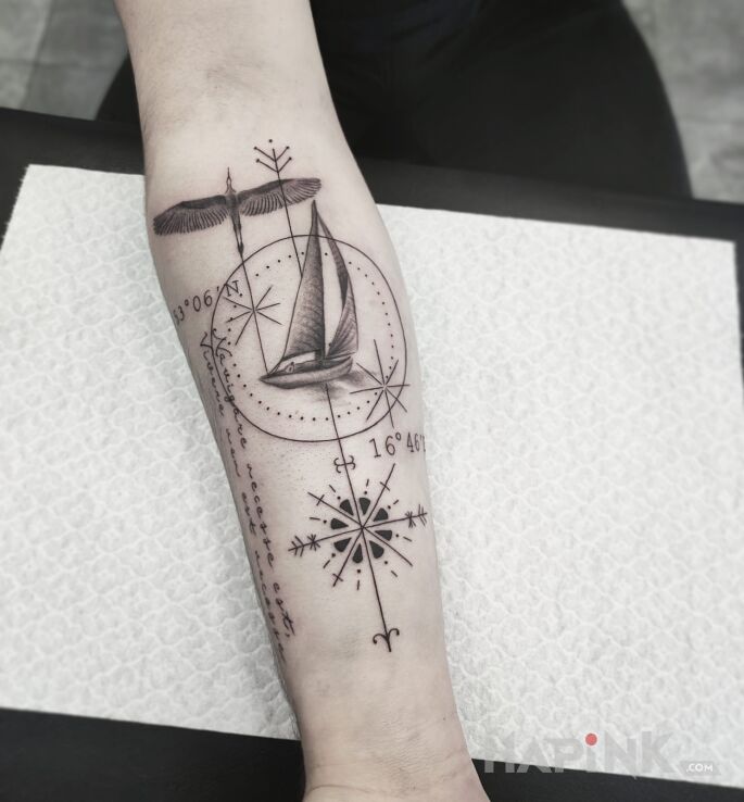 Tattoo Geometria i podróże in black and gray motif and graphic / illustrative style on the forearm