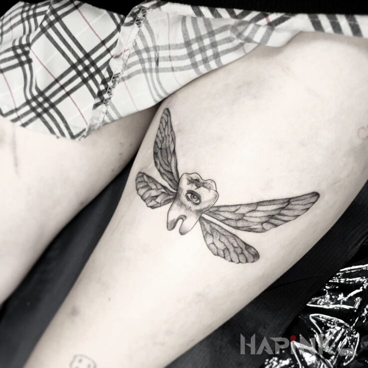 Tattoo Wróżka zębuszka in dark motif and abstract style on the leg