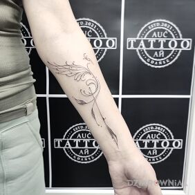 Tatuaż Feniks na ręce motyw: czarno-szare styl: kontury / linework