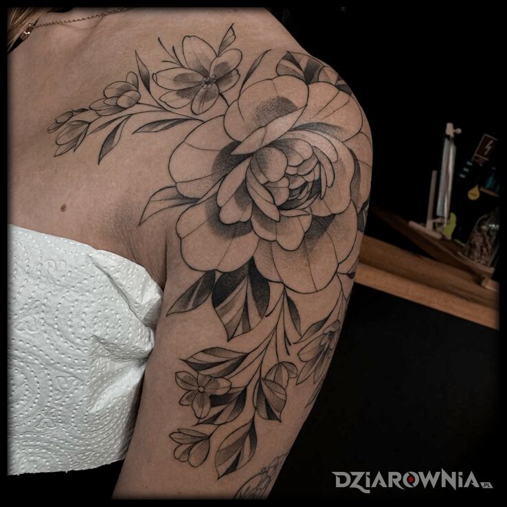 Tatuaż bukiet kwiatów w motywie czarno-szare i stylu dotwork na ramieniu