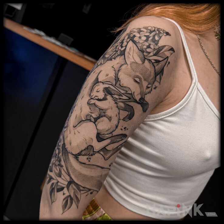 Tattoo Lisica z małym w kwiatach in black and gray motif and graphic / illustrative style on the upper arm