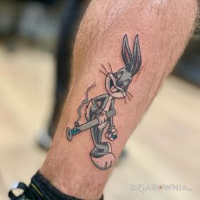 Tatuaż Królik Bugs na chillu na łydce motyw: postacie styl: kreskówkowe / komiksowe