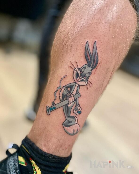 Tattoo Królik Bugs na chillu in colorful motif and cartoon / comic book style on the leg
