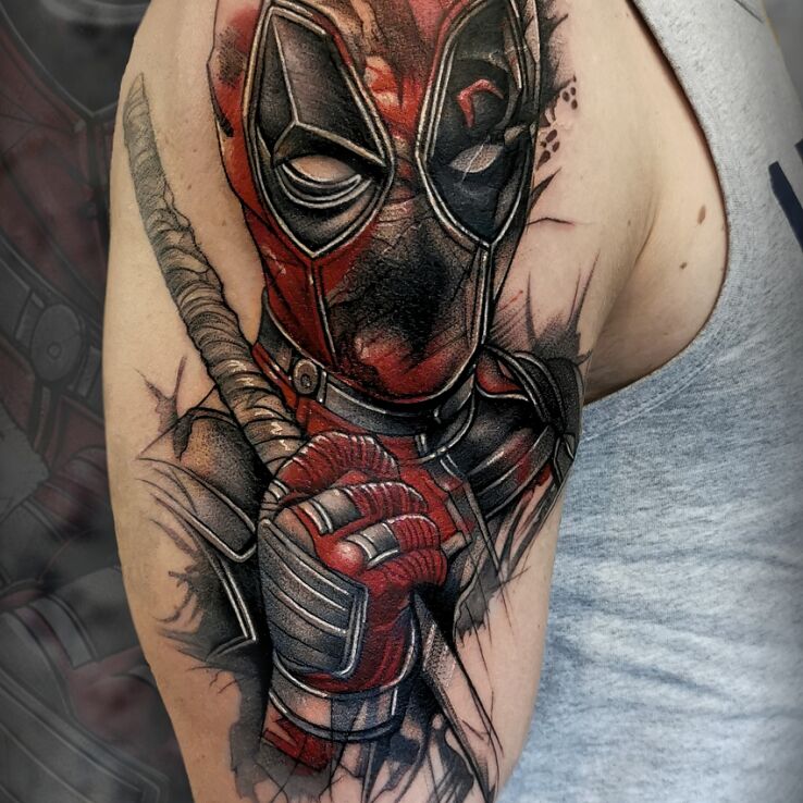 Tatuaż deadpool w motywie czarno-szare i stylu graficzne / ilustracyjne na ramieniu