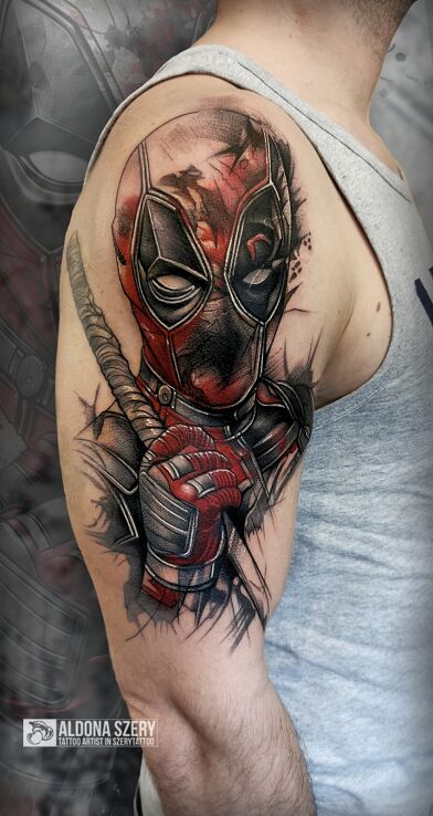 Tatuaż Deadpool w motywie science fiction i stylu trash polka na ramieniu