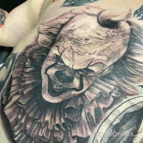 Tatuaż Pennywise na brzuchu motyw: twarze styl: realistyczne
