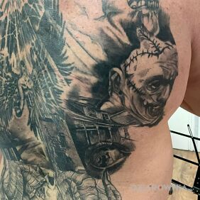 Tatuaż Leatherface Teksańska Masakra Piłą Mechaniczną na plecach motyw: twarze styl: realistyczne