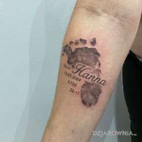 Tatuaż Stópka na ręce motyw: czarno-szare styl: graficzne / ilustracyjne