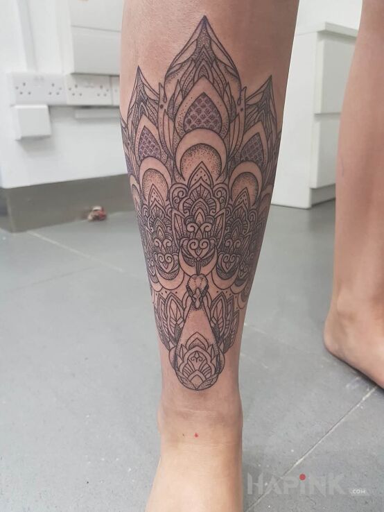 Tattoo Paw in black and gray motif and geometric style on the leg