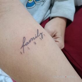 Tatuaż Rodzina zawsze pierwsza na przedramieniu motyw: małe styl: kaligrafia