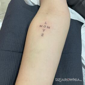 Tatuaż Love Mom na ręce motyw: miłosne styl: kaligrafia