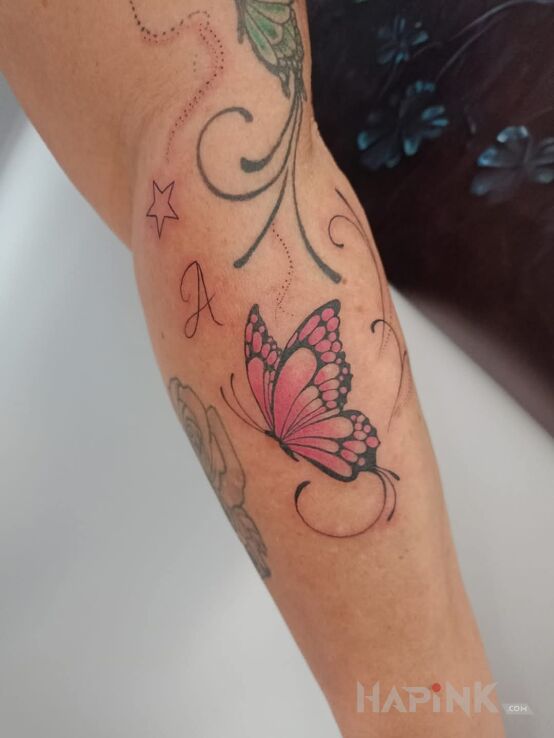 Tattoo Motylek in butterflies motif and graphic / illustrative style On the arm