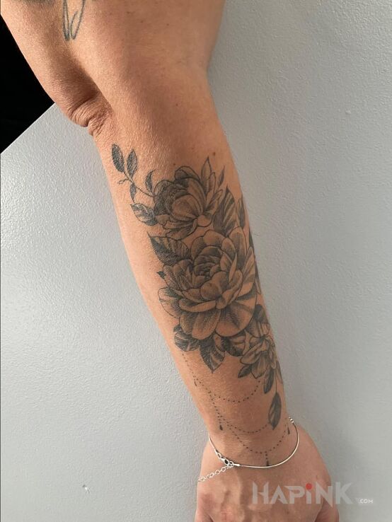 Tattoo Kwiaty (zagojone) in flowers motif and realistic style On the arm