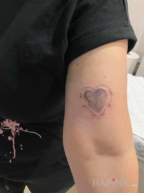 Tattoo Palce Serce in małe motif and minimalistic style On the arm