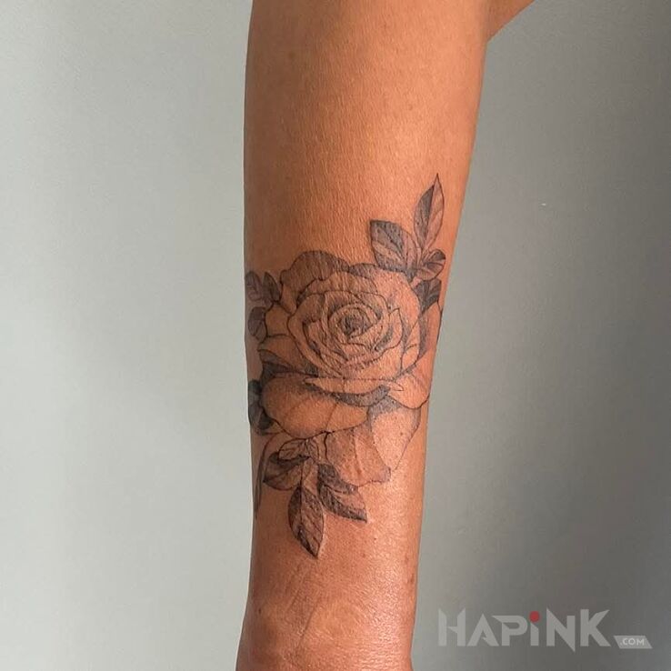 Tattoo Róża in flowers motif and realistic style On the arm