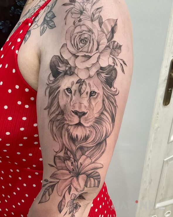 Tattoo Lew i kwiaty in flowers motif and graphic / illustrative style On the arm