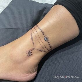 Tatuaż Bransoletka na nodze na nodze motyw: opaski styl: minimalistyczne