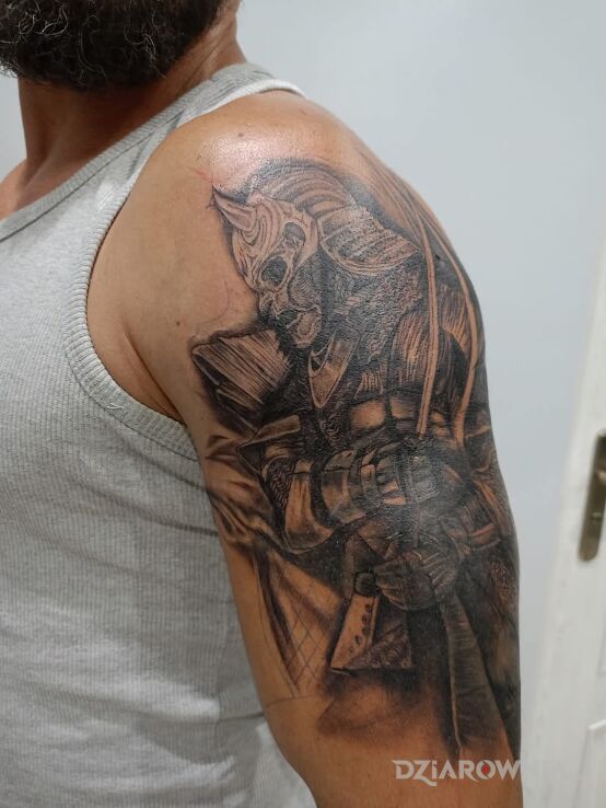 Tatuaż samurai cover w motywie cover up i stylu realistyczne na bicepsie